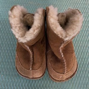 Baby UGGs size small ((5))